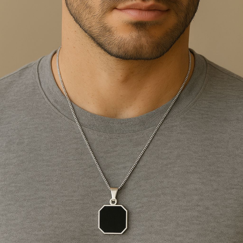 Homem usando colar prateado com pingente geométrico preto de 8 lados (octógono).