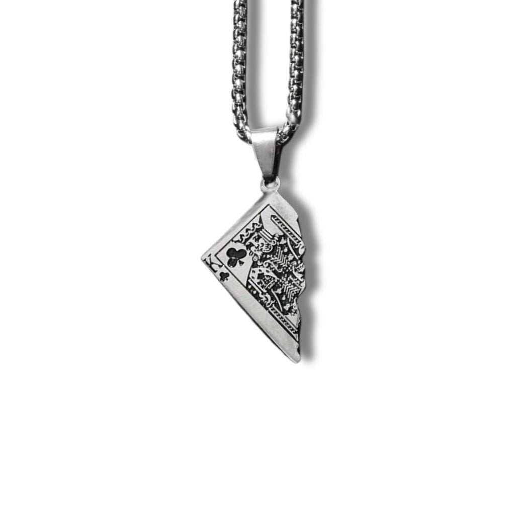 Colar masculino prata modelo Regno com pingente de carta de baralho Rei de Paus quebrada em aço.