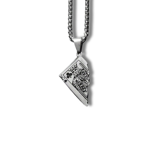 Colar masculino prata modelo Regno com pingente de carta de baralho Rei de Paus quebrada em aço.