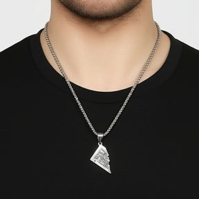 Homem vestindo colar de corrente veneziana com pingente de carta de baralho estilo moderno.