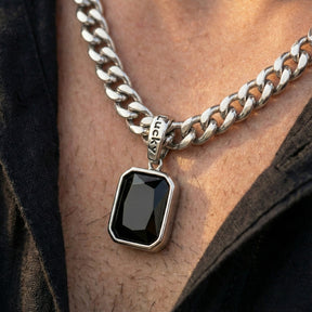 Detalhe do acabamento e fecho do colar masculino de aço preto Irsina.