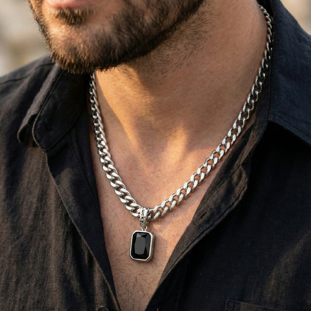 Homem vestindo colar masculino preto corrente Irsina Black estilo minimalista.