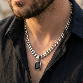 Homem vestindo colar masculino preto corrente Irsina Black estilo minimalista.