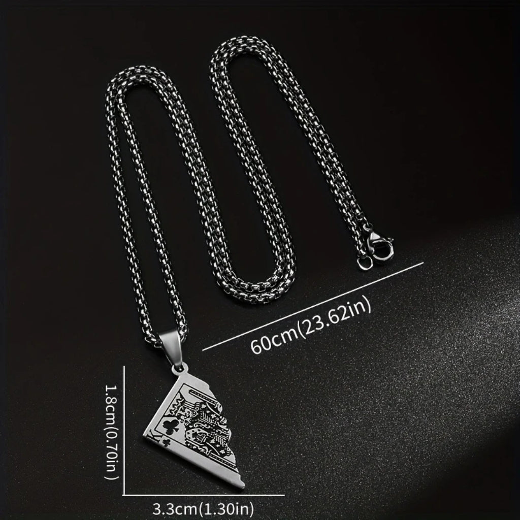 Colar masculino prata modelo Regno com pingente de carta de baralho Rei de Paus quebrada em aço com detalhes de sua medida.