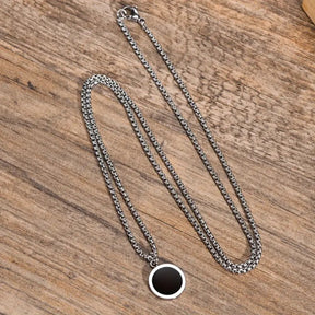 Colar masculino de corrente veneziana prateada com pingente circular preto minimalista.
