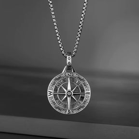 Detalhe da pedra preta central e dos pontos cardeais do colar masculino bússola.