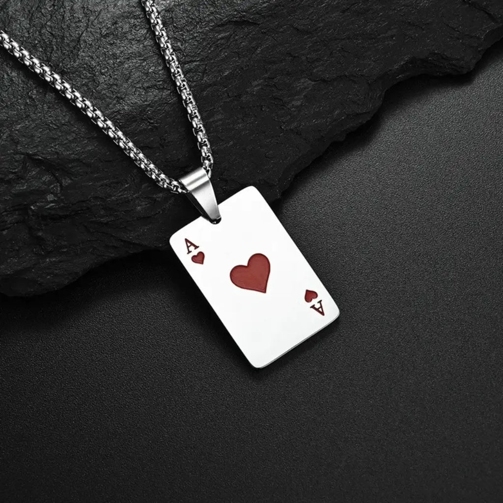 Detalhe do coração vermelho no pingente de carta do colar masculino Classiatti.