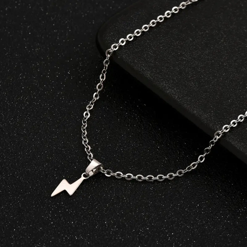 Detalhe do pingente minimalista em formato de raio do colar masculino Raggio.