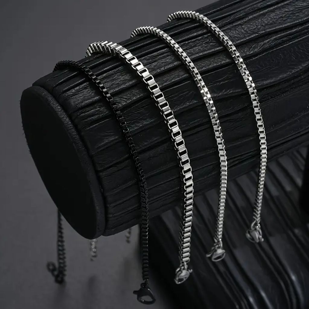 Detalhe das correntes box (quadradas) e fechos ajustáveis do kit de pulseiras Belluno.