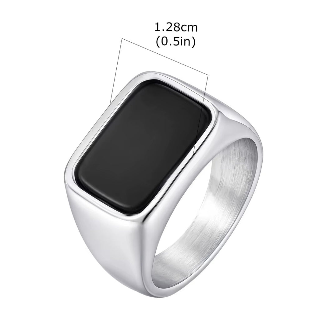 Acessório masculino de luxo acessível: Anel prateado premium com pedra negra geométrica da coleção Classiatti.