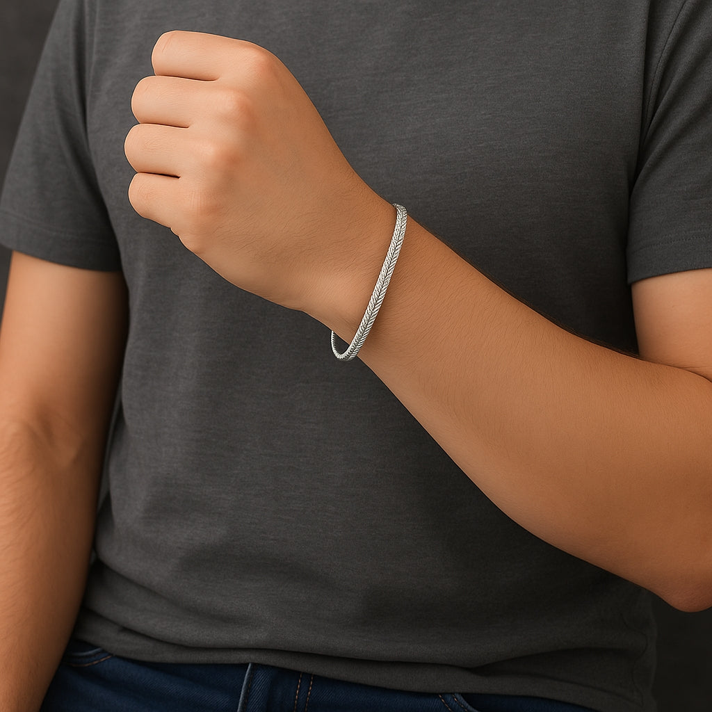 Homem usando pulseira de malha fita prateada lisa no pulso.