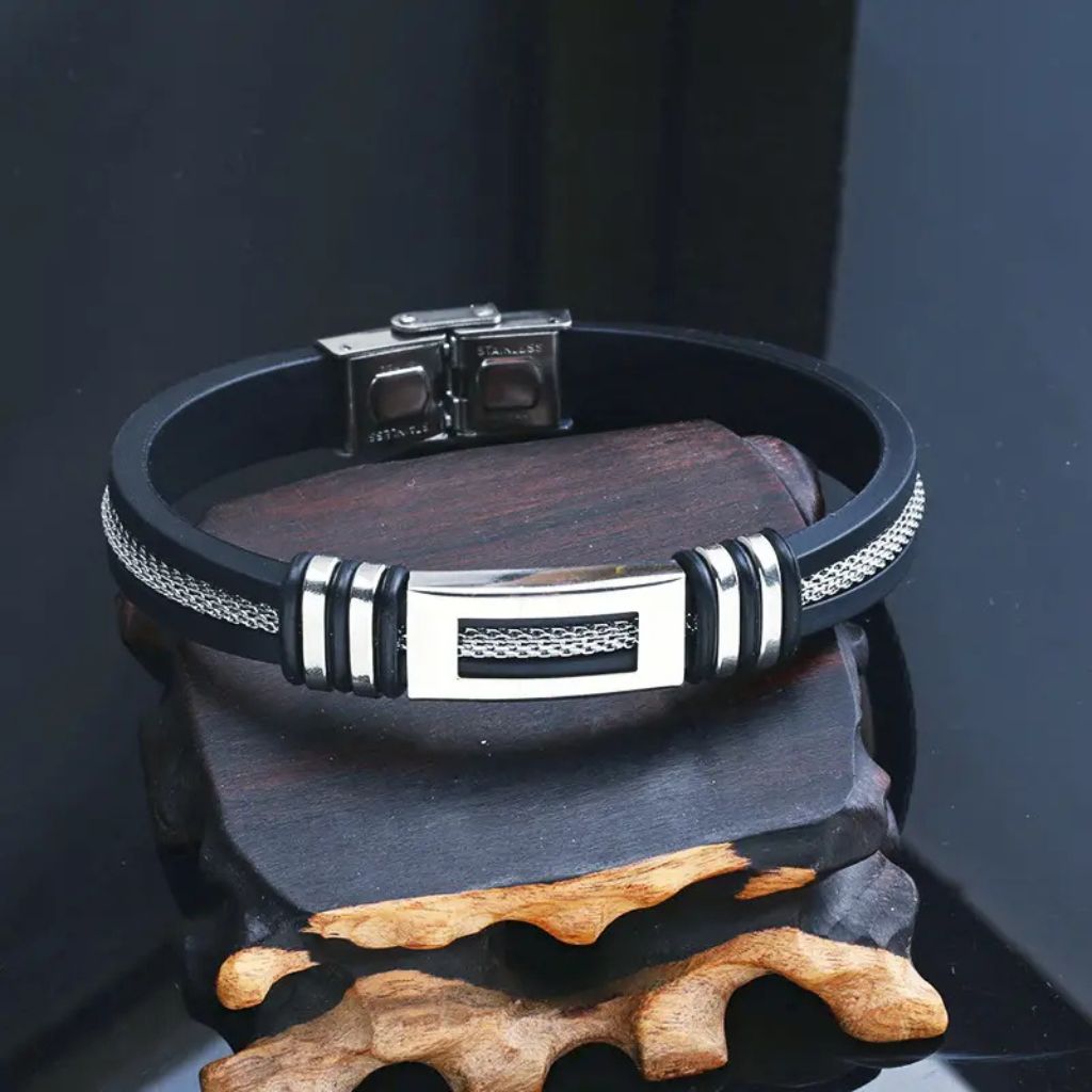 Detalhe da malha de aço central e anéis polidos da pulseira masculina Oria.