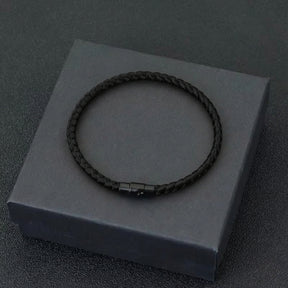Pulseira de corda preta masculina modelo Nemi Black da Classiatti com fecho preto em cima de uma caixa preta