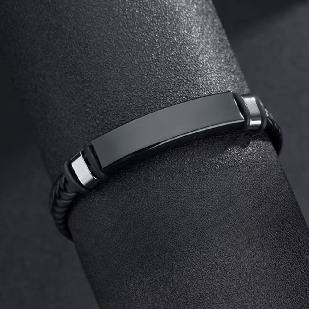 Detalhe da placa de aço preto e fecho de segurança da pulseira masculina de couro Feltre.