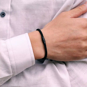 Pulseira de corda preta masculina modelo Nemi Black da Classiatti com fecho preto no pulso de um homem