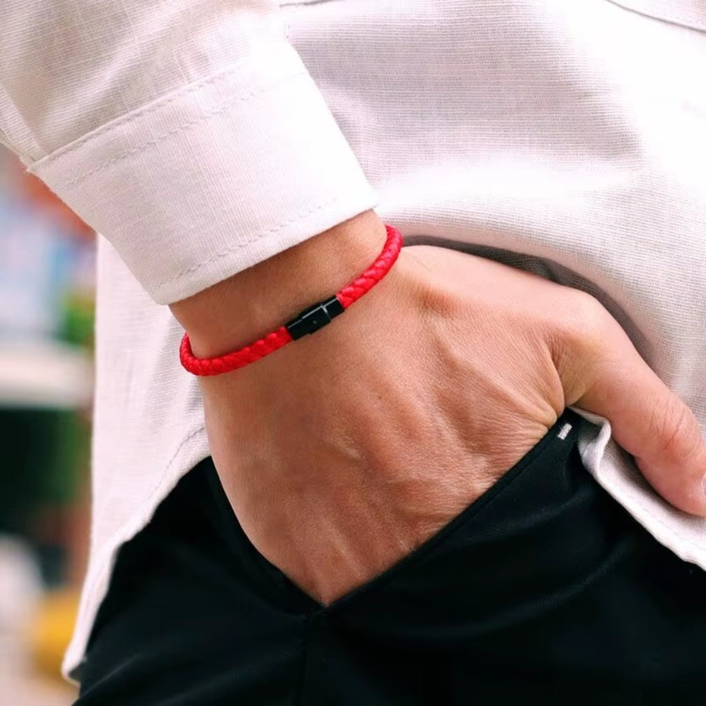 Pulseira de corda vermelha masculina modelo Nemi Red da Classiatti com fecho preto em um pulso masculino com a mao no bolso