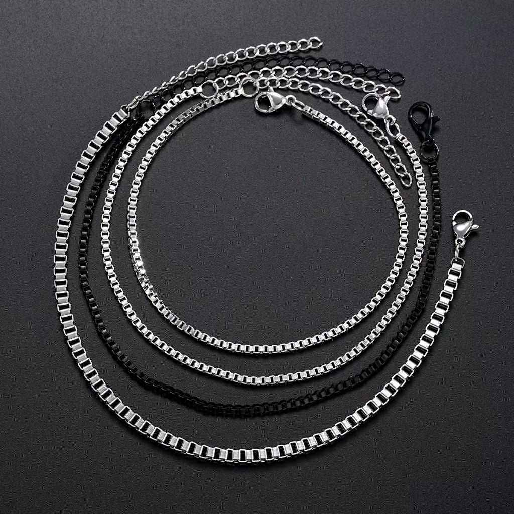 Conjunto de pulseiras masculinas modelo Belluno com correntes venezianas prateadas e pretas.