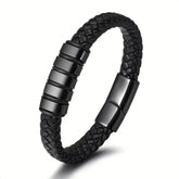 Pulseira masculina de couro trançado preto modelo Carpi com anéis de metal decorativos.