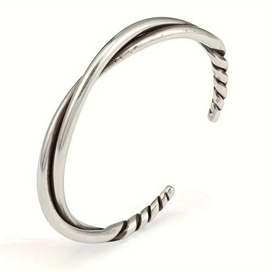Pulseira masculina rígida tipo bracelete modelo Cervo com design de metal torcido prateado.