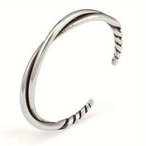 Pulseira masculina rígida tipo bracelete modelo Cervo com design de metal torcido prateado.