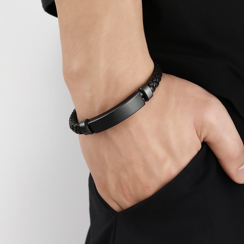 Homem usando pulseira de couro preta com placa lisa minimalista no pulso.