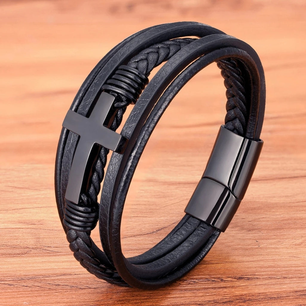Detalhe do acabamento em couro trançado e cruz preta da pulseira masculina Pienza.
