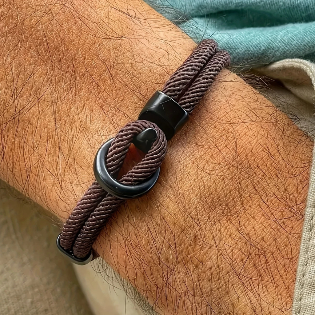 Homem usando pulseira de corda marrom estilo náutico casual no pulso