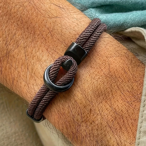 Homem usando pulseira de corda marrom estilo náutico casual no pulso