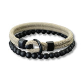 Kit de pulseiras masculinas Milano: uma de corda trançada bege e outra de pedras pretas foscas.