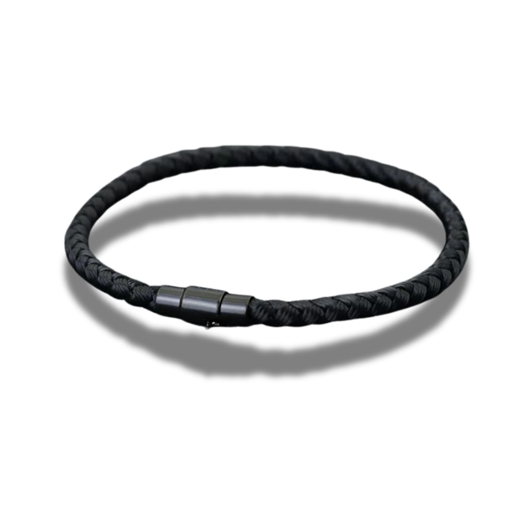 Pulseira de corda preta masculina modelo Nemi Black da Classiatti com fecho preto em fundo branco