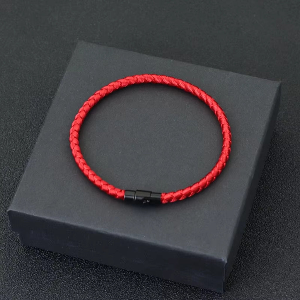 Pulseira de corda vermelha masculina modelo Nemi Red da Classiatti com fecho preto em cima de uma caixa preta