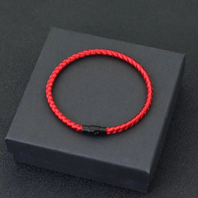 Pulseira de corda vermelha masculina modelo Nemi Red da Classiatti com fecho preto em cima de uma caixa preta