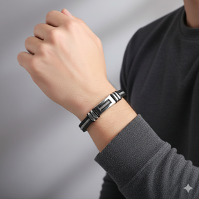 Homem usando pulseira moderna preta e prata estilo tech no braço.