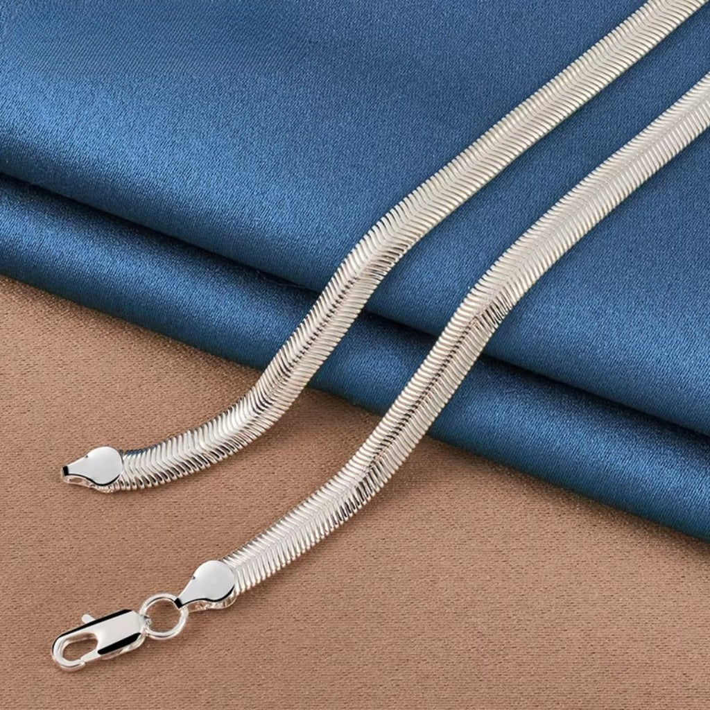 Detalhe da textura Herringbone (espinha de peixe) da pulseira masculina Serpari.