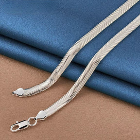 Detalhe da textura Herringbone (espinha de peixe) da pulseira masculina Serpari.