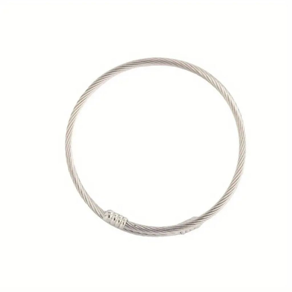 Bracelete masculino prateado ajustável com design twisted cable (torcido).