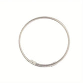 Bracelete masculino prateado ajustável com design twisted cable (torcido).