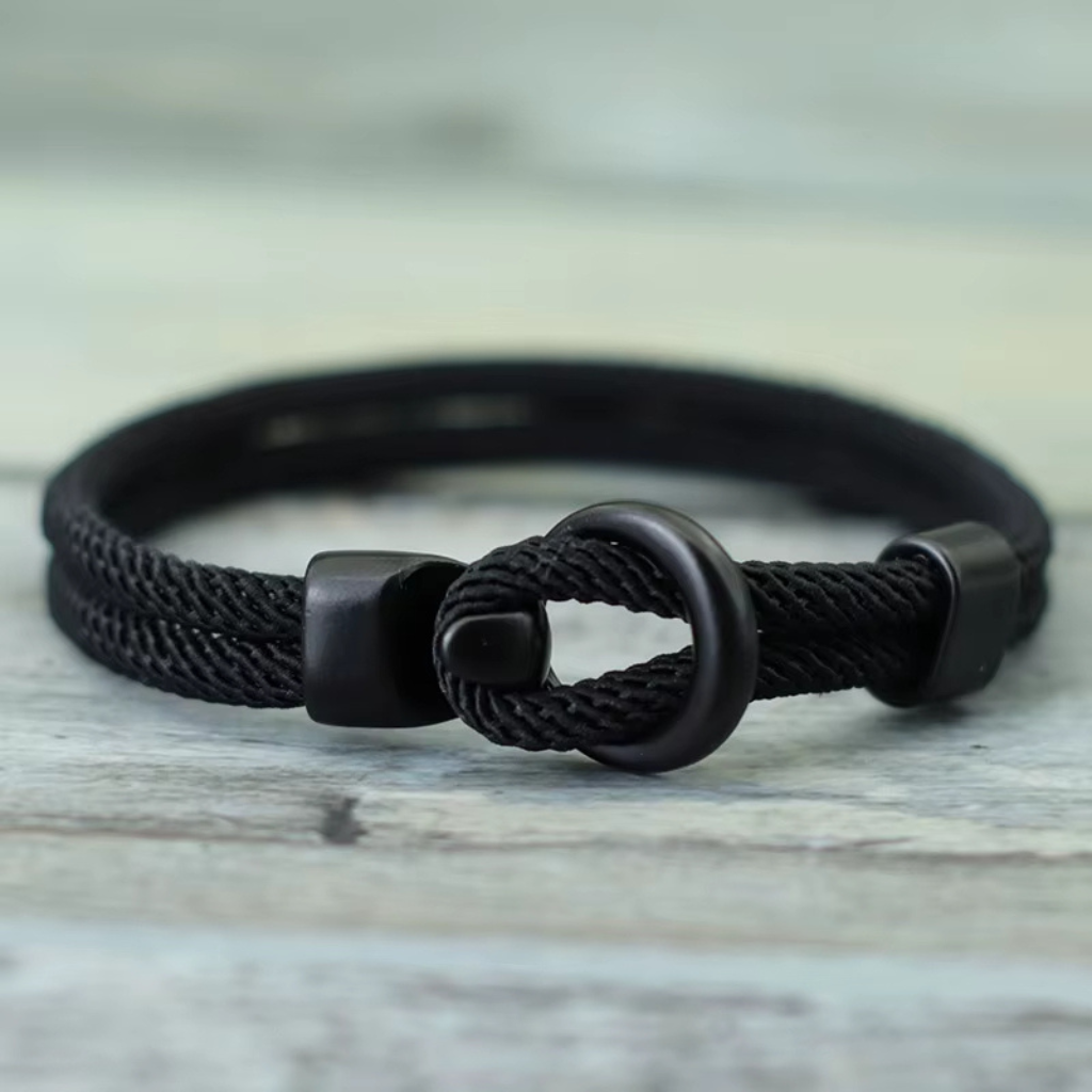 Detalhe do fecho de metal preto e textura da corda da pulseira masculina String Black