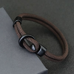 Detalhe do fecho de metal preto tipo manilha da pulseira de corda marrom String Brown.